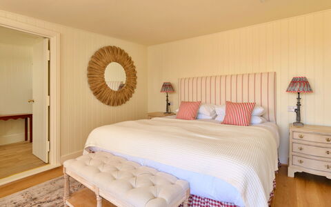 The Coast House: Lit, Meubles, Literie, Chambre, Design Intérieur, Drap De Lit, Bois, Sol, Sol, Linge