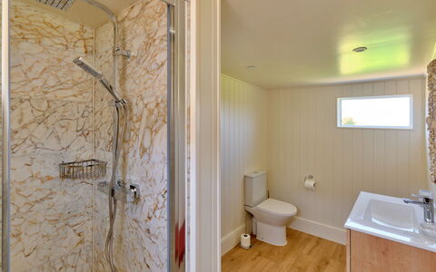 The Coast House: Mur, Luminaire Plomberie, Sol, Sol, Bois, Salle De Bains, Plomberie, Design Intérieur, Plafond, Robinet