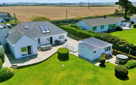The Coast House: Lot Terre, Pelouse, Biens, Chalet, Aménagement Paysager, Jardin, Cour, Conception, Villa, Photographie Aérienne