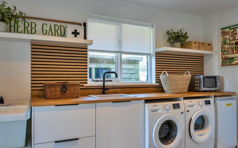 Thyme Bank: Bois, Design Intérieur, Cuisine, Sol, Comptoir, Pièce, Principaux Appliance, Cabinetry, Électroménager, Buanderie