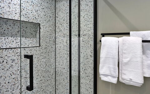 Thyme Bank: Luminaire Plomberie, Salle De Bains, Sol, Design Intérieur, Plomberie, Sol, Tuile, Porte De Douche, Composite, Verre