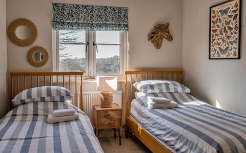 Thyme Bank: Lit, Meubles, Literie, Chambre, Design Intérieur, Drap De Lit, Bois, Sol, Linge, Sol