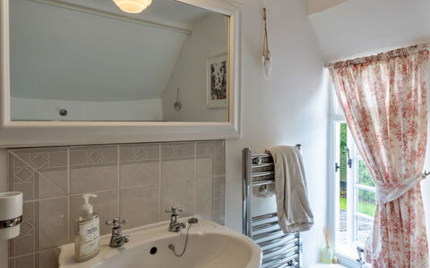 Okehampton 619: Design Intérieur, Mur, Luminaire Plomberie, Sol, Plafond, Sol, Robinet, Éclairage, Salle De Bains, Évier