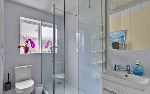 Lavender Waye: Salle De Bains, Luminaire Plomberie, Design Intérieur, Sol, Sol, Évier, Toilette, Robinet, Armoire De Toilette, Plomberie