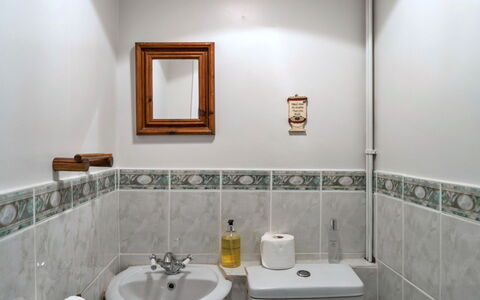 Town Farm Cottage: Luminaire Plomberie, Salle De Bains, Évier, Design Intérieur, Sol, Robinet, Lavabo, Plomberie, Sol, Tuile