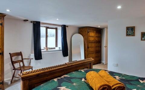 Town Farm Cottage: Meubles, Design Intérieur, Mur, Lit, Bois, Chambre, Sol, Sol, Plafond, Pièce