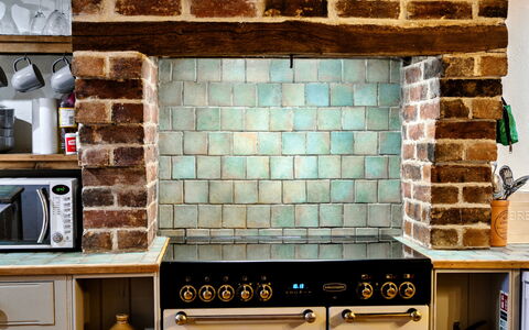 Syncocks Farm Cottage: Mur, Cuisine, Brique, Design Intérieur, Sol, Appareil De Cuisine, Meubles, Sol, Comptoir, Tuile