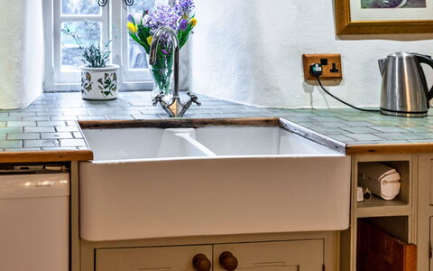 Syncocks Farm Cottage: Evier, Luminaire Plomberie, Cuisine, Évier, Comptoir, Robinet, Sol, Plomberie, Design Intérieur, Cabinetry