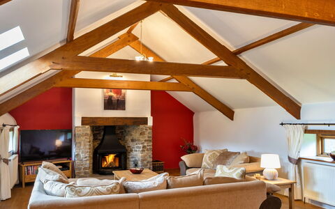 Oak Leaf Cottage: Design Intérieur, Plafond, Bois, Sol, Meubles, Pièce, Sol, Grenier, Éclairage, Salon