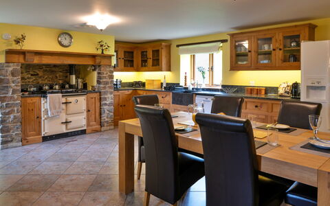Oak Leaf Cottage: Meubles, Design Intérieur, Sol, Cuisine, Comptoir, Bois, Cabinetry, Sol, Table Cuisine Et Salle A Manger, Éclairage