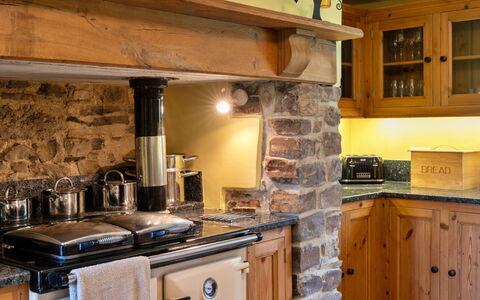 Oak Leaf Cottage: Cuisine, Appareil De Cuisine, Design Intérieur, Meubles, Sol, Comptoir, Bois, Cabinetry, Principaux Appliance, Électroménager