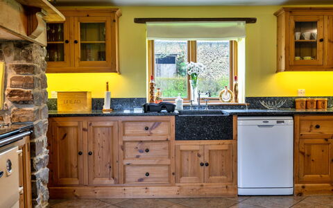 Oak Leaf Cottage: Cuisine, Comptoir, Cabinetry, Design Intérieur, Meubles, Sol, Appareil De Cuisine, Bois, Principaux Appliance, Placard