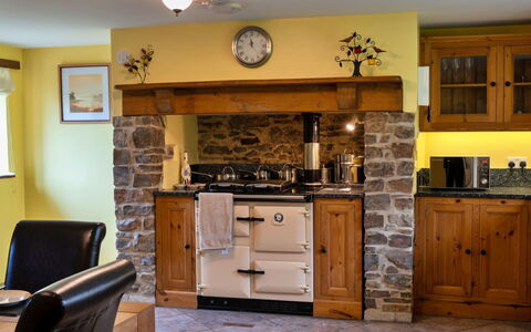 Oak Leaf Cottage: Meubles, Design Intérieur, Sol, Bois, Cabinetry, Appareil De Cuisine, Cuisine, Comptoir, Éclairage, Sol
