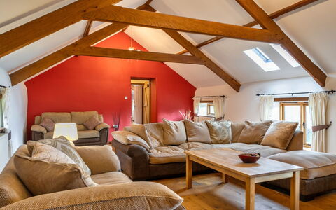 Oak Leaf Cottage: Meubles, Design Intérieur, Bois, Sol, Plafond, Sol, Parquet, Canapé, Pièce, Salon