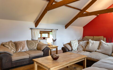 Oak Leaf Cottage: Meubles, Design Intérieur, Sol, Bois, Sol, Canapé, Plafond, Parquet, Pièce, Salon