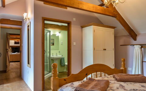 Oak Leaf Cottage: Design Intérieur, Meubles, Mur, Sol, Bois, Plafond, Sol, Pièce, Lit, Chambre