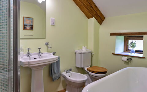 Oak Leaf Cottage: Design Intérieur, Mur, Luminaire Plomberie, Salle De Bains, Sol, Sol, Lavabo, Robinet, Plomberie, Évier