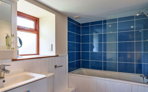 Little Norley: Salle De Bains, Mur, Luminaire Plomberie, Sol, Design Intérieur, Baignoire, Sol, Robinet, Plomberie, Tuile