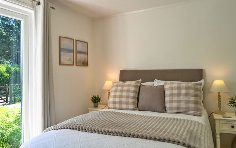 Brockwood: Lit, Meubles, Literie, Design Intérieur, Chambre, Drap De Lit, Linge, Bois, Pièce, Plafond