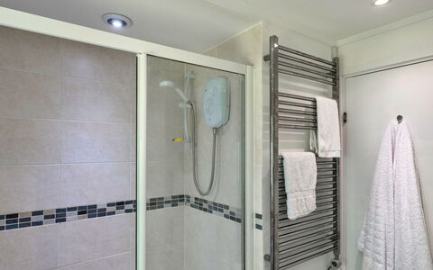 Brockwood: Salle De Bains, Luminaire Plomberie, Design Intérieur, Sol, Sol, Plomberie, Douche, Tuile, Robinet, Composite