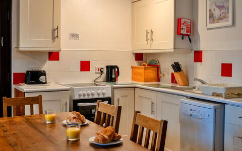 Old Nog Cottage, Stowford: Meubles, Cuisine, Appareil De Cuisine, Principaux Appliance, Design Intérieur, Sol, Bois, Comptoir, Pièce, Sol