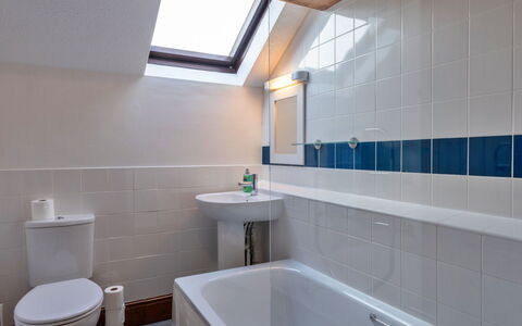 Old Nog Cottage, Stowford: Salle De Bains, Luminaire Plomberie, Mur, Sol, Sol, Baignoire, Robinet, Évier, Design Intérieur, Plomberie