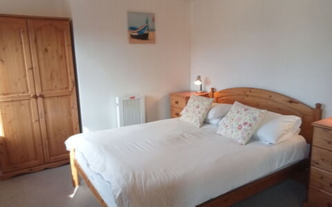 Halcyon Cottage, Stowford: Lit, Meubles, Chambre, Literie, Drap De Lit, Design Intérieur, Bois, Sol, Sol, Pièce