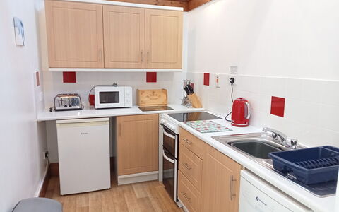 Halcyon Cottage, Stowford: Cuisine, Appareil De Cuisine, Comptoir, Principaux Appliance, Cabinetry, Meubles, Evier, Design Intérieur, Évier, Cuisinière