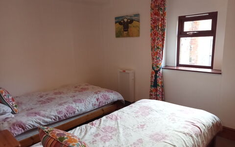 Halcyon Cottage, Stowford: Lit, Chambre, Meubles, Literie, Drap De Lit, Bois, Design Intérieur, Linge, Textile, Sol