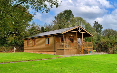 Tarka'S Holt Log Cabin, Stowford: Bois, Chalet, Cabane En Rondins, Batiments Jardin, Dur, Porche, Cabanon, Tache De Bois, Pelouse, Cour