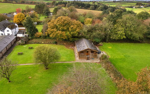 Tarka'S Holt Log Cabin, Stowford: Herbe, Arbre, Prairie, Plaine, Paysage, Zone Rurale, Lot Terre, Chalet, Établissements Humains