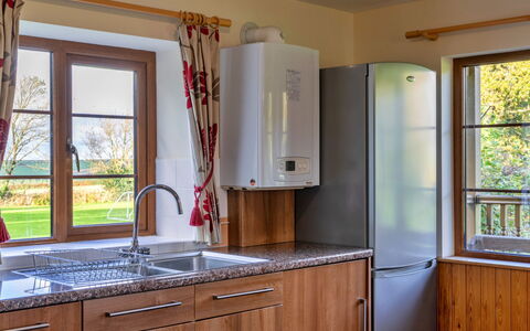 Tarka'S Holt Log Cabin, Stowford: Cuisine, Appareil De Cuisine, Bois, Sol, Design Intérieur, Cabinetry, Comptoir, Meubles, Sol, Evier