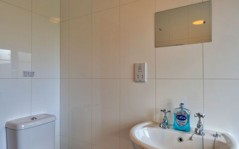 Tarka'S Holt Log Cabin, Stowford: Mur, Lavabo, Luminaire Plomberie, Sol, Salle De Bains, Design Intérieur, Évier, Sol, Robinet, Plomberie