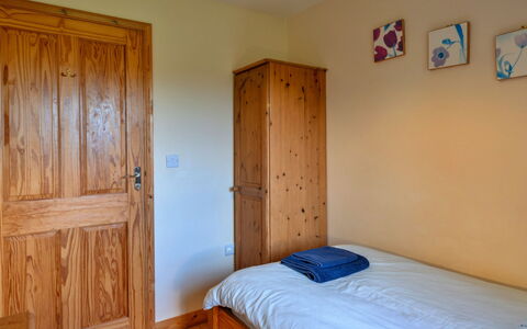 Tarka'S Holt Log Cabin, Stowford: Meubles, Bois, Sol, Chambre, Design Intérieur, Sol, Lit, Pièce, Drap De Lit, Tache De Bois