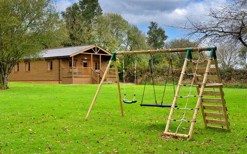Tarka'S Holt Log Cabin, Stowford: Bois, Équipement Extérieur Play, Ombre, Jardin, Pelouse, Balançoire, Terrain De Jeux, Parc, Cour, Tache De Bois