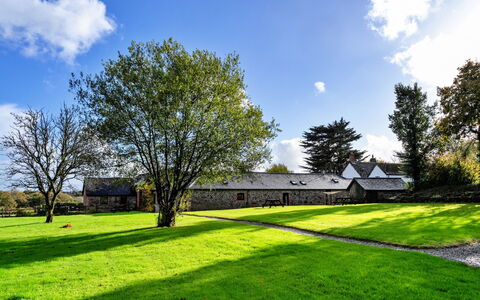Tarka'S Holt Log Cabin, Stowford: Herbe, Arbre, Branche, Feuille, Arbuste, Maison, Prairie, Paysage, Plaine, Domicile