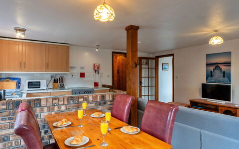 Tarquol Cottage, Stowford: Meubles, Design Intérieur, Bois, Sol, Plafond, Sol, Pièce, Table, Canapé, Salon