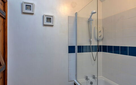 Tarquol Cottage, Stowford: Luminaire Plomberie, Salle De Bains, Sol, Sol, Plomberie, Design Intérieur, Douche, Robinet, Tete De Douche, Tuile