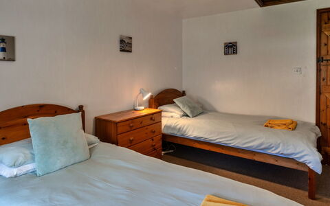 Tarquol Cottage, Stowford: Lit, Chambre, Meubles, Mur, Drap De Lit, Literie, Sol, Bois, Sol, Design Intérieur