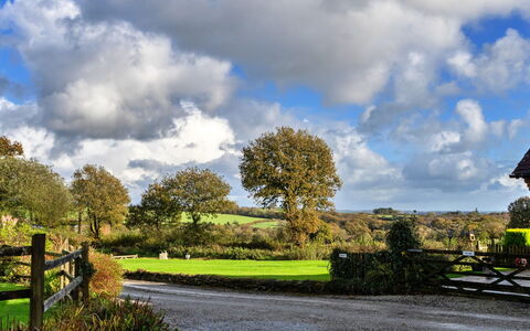 Tarquol Cottage, Stowford: Arbuste, Nuage, Lot Terre, Zone Rurale, Jardin, Aménagement Paysager, Prairie, Cumulus, Meteorologique Phénomène, Champ