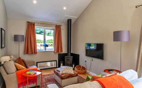 Marsh Cottage: Meubles, Design Intérieur, Sol, Canapé, Bois, Plafond, Sol, Salon, Pièce, Éclairage