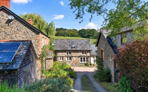 Marsh Cottage: Herbe, Arbre, Maison, Arbuste, Chalet, Paysage, Toit, Zone Rurale, Domicile
