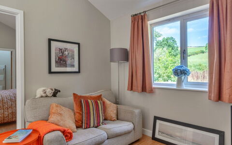 Marsh Cottage: Meubles, Design Intérieur, Canapé, Sol, Bois, Sol, Pièce, Plafond, Salon, Éclairage