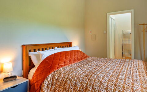 Marsh Cottage: Lit, Literie, Chambre, Design Intérieur, Drap De Lit, Mur, Sol, Meubles, Bois, Linge