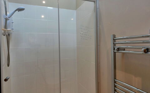 Marsh Cottage: Luminaire Plomberie, Tete De Douche, Douche, Sol, Salle De Bains, Plomberie, Sol, Porte De Douche, Panneau De Douche, Verre