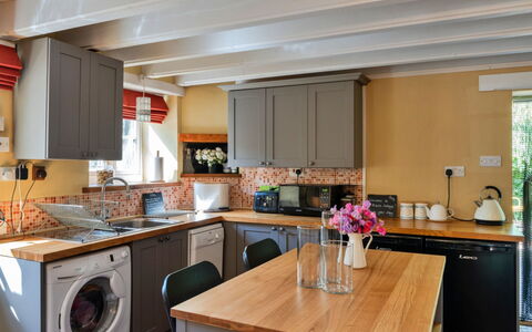 Marsh Cottage: Comptoir, Cuisine, Meubles, Design Intérieur, Cabinetry, Sol, Appareil De Cuisine, Bois, Principaux Appliance, Plafond