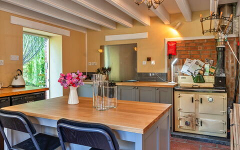 Marsh Cottage: Cuisine, Comptoir, Appareil De Cuisine, Meubles, Design Intérieur, Cabinetry, Principaux Appliance, Bois, Sol, Électroménager