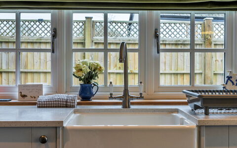The Cottage at High Bickington: Cuisine, Design Intérieur, Evier, Luminaire Plomberie, Comptoir, Évier, Robinet, Éclairage, Domicile, Plomberie