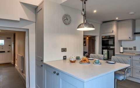 The Cottage at High Bickington: Design Intérieur, Cuisine, Mur, Cabinetry, Comptoir, Sol, Plafond, Bois, Meubles, Appareil De Cuisine