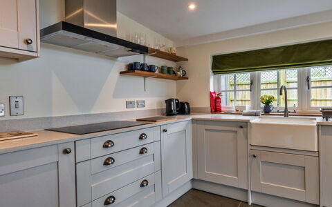 The Cottage at High Bickington: Cuisine, Bois, Comptoir, Cabinetry, Appareil De Cuisine, Design Intérieur, Principaux Appliance, Sol, Électroménager, Plafond